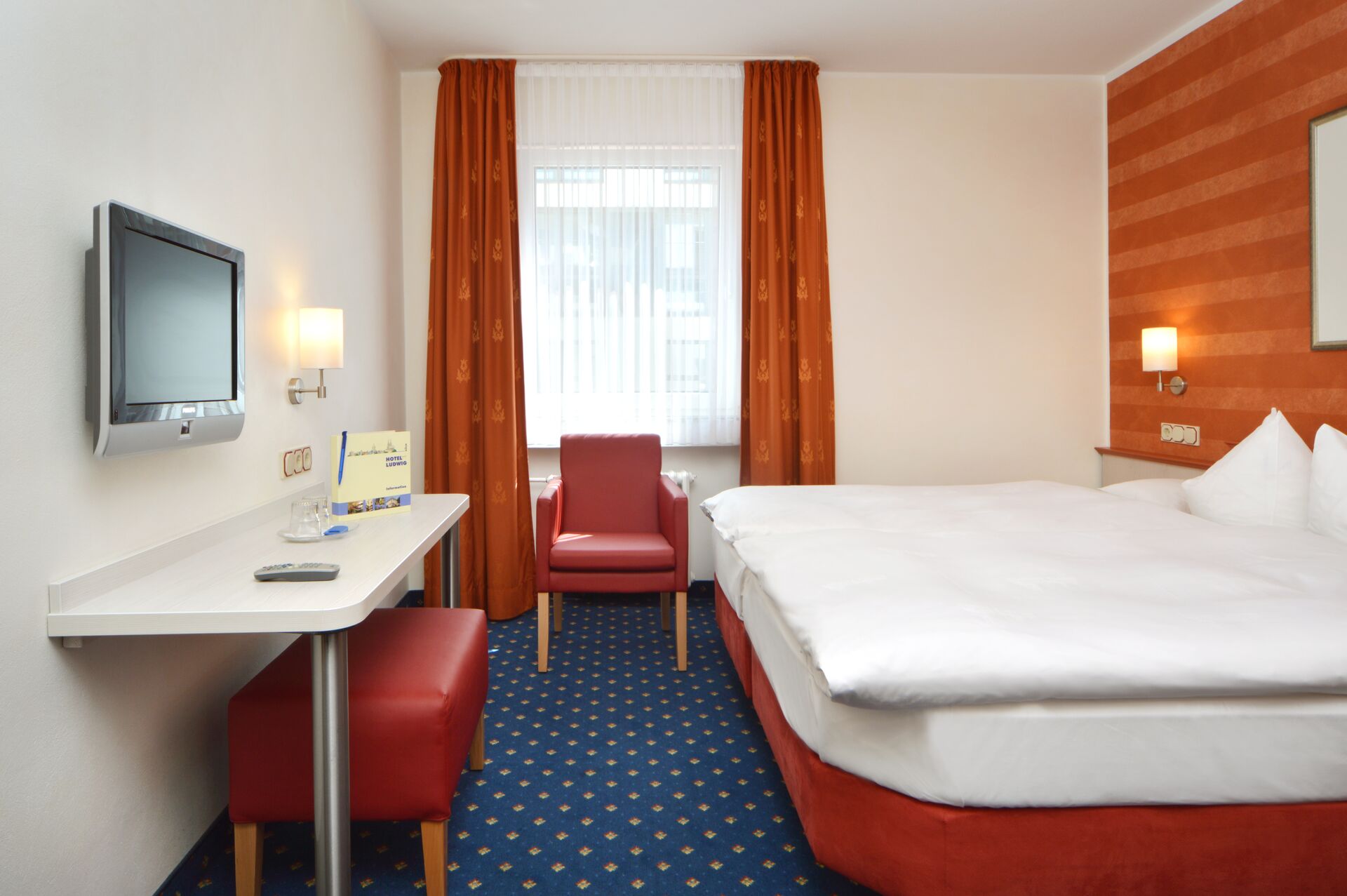 Fernseher, Schrebtische, Bett 24 m²